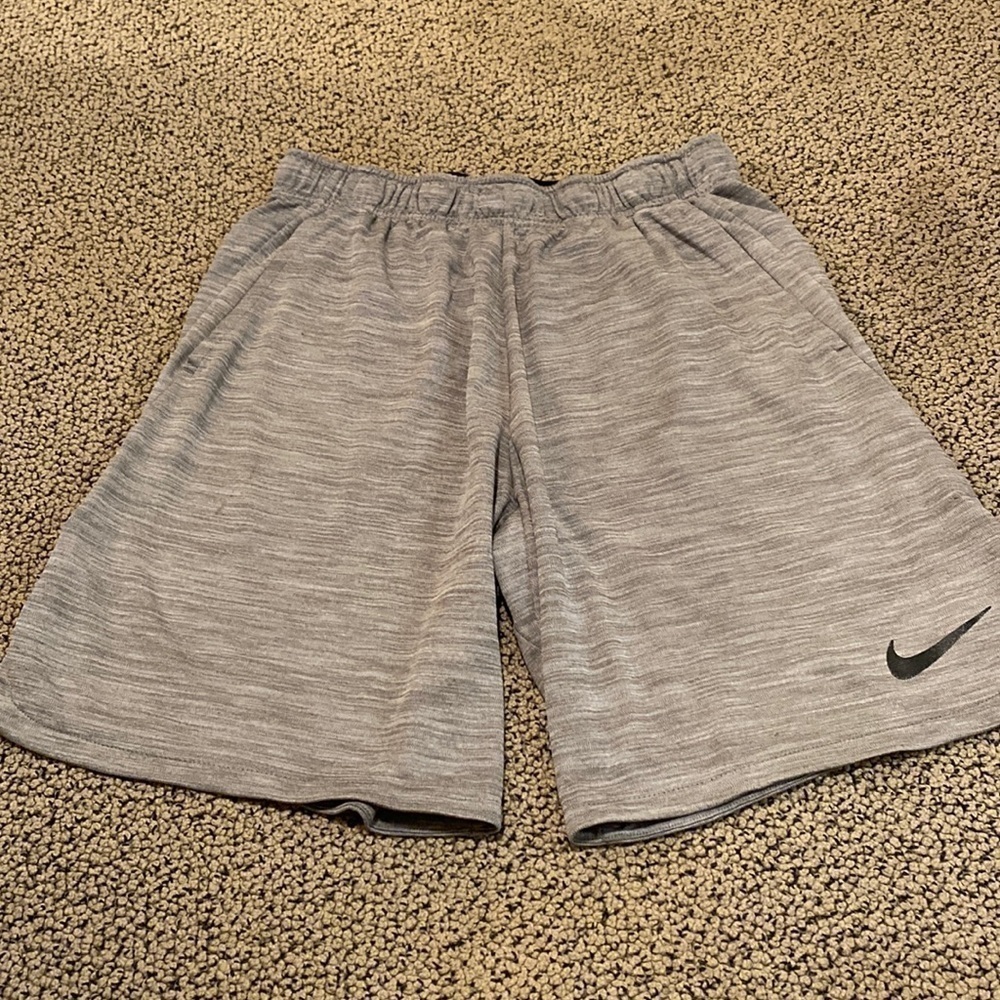 Nike Gray Athletic Shorts Size Medium in EUC
